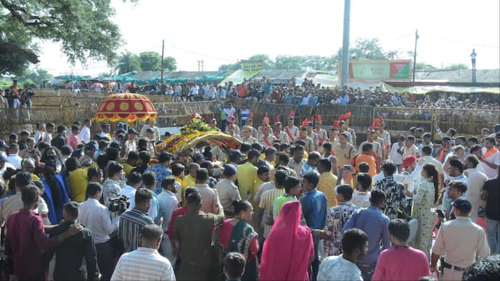 प्रसिद्ध श्री कालभैरव मंदिर से परंपरानुसार डोल ग्यारस पर बाबा काल भैरव की सवारी निकाली जाती है. भगवान कालभैरव पालकी में सवार होकर नगर भ्रमण करते है. इस दौरान भक्तों द्वारा भगवान कालभैरव से सभी के कल्याण के लिए प्रार्थना की जाती है.