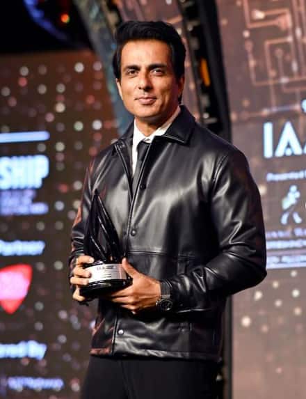 सोनू सूद- बॉलीवुड के दिलेर एक्टर सोनू सूद भी एंजीनियर रह चुके हैं. उन्होंने नागपुर के Yeshwantrao Chavan College of Engineering से इलेक्ट्रॉनिक्स इंजीनियरिंग की डिग्री ली थी.