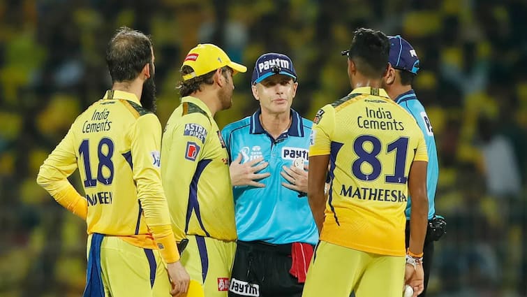 When Former Umpire Daryl Harper Accused MS Dhoni Of Time Wasting Here Know Complete Story Latest Sports News MS Dhoni: 'कुछ खिलाड़ी क्रिकेट के नियम से ऊपर हैं', इस अंपायर ने एमएस धोनी पर लगा डाला संगीन आरोप