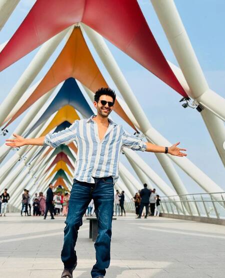 कार्तिक आर्यन- आज बॉलीवुड के टॉप स्टार में गिने जाने वाले कार्तिक आर्यन ने पुणे के डीवाई पाटिल कॉलेज ऑफ इंजीनियरिंग से बायोटेक्नोलॉजी इंजीनियरिंग में बीटेक की पढ़ाई की है.