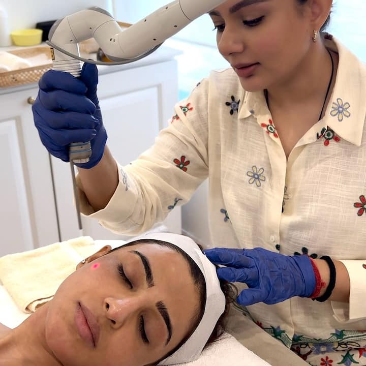 I’ve been religiously doing : 1. Pico laser 2. Red light therapy 3. Facials, focused on lymphatic drainage ఇదేనా non-invasive రోటీన్​ అంటూ చెప్పి.. దానికి సంబంధించిన ఫోటోలు షేర్ చేసింది. (Images Source : Instagram/Samantha Ruth Prabhu)