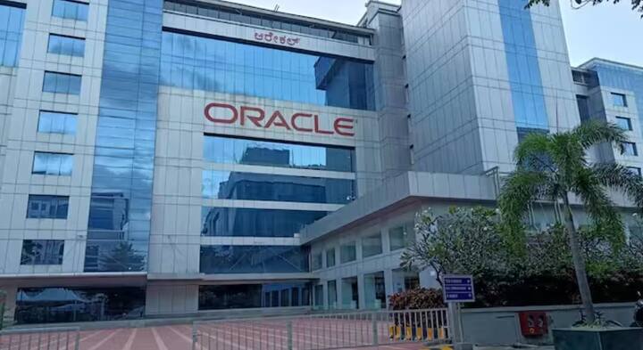 ओरॅकल फायनॅन्शियल सर्व्हिसेस सॉफ्टवेअर (Oracle Financial Services Software): या शेअरमध्ये सुक्रवारी 5.70 टक्क्यांची तेजी पाहायला मिळाली. शुक्रवारी हा शेअर 12,235 रुपयांवर बंद झाला. गेल्या पूर्ण आठवड्यात या शेअरमध्ये एकूण 13 टक्क्यांची तेजी पाहायला मिळाली.
