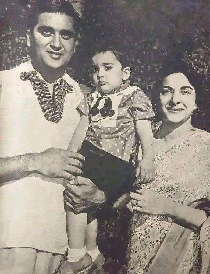 बता दें कि इसी फिल्म के बाद नरगिस औऱ सुनील दत्त में दोस्ती की शुरुआत हुई थी. धीरे-धीरे दोनों का प्यार परवान चढ़ा और दोनों ने शादी भी कर ली.