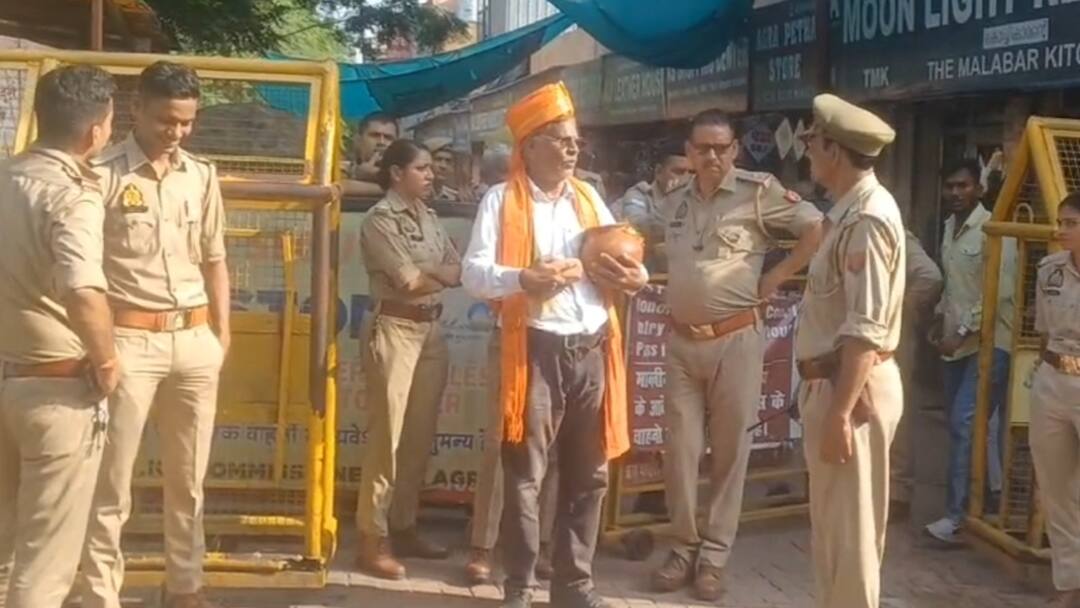 Taj Mahal Hindu organizations reached cow dung and Ganga water angry toilets inside premises ann ताजमहल में पेशाब करते दिखे दो पर्यटक, गोबर और गंगाजल लेकर पहुंचे हिंदू संगठन