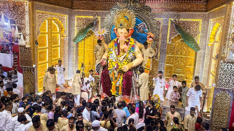 Lalbaugcha Raja Donation 8th Day 73 Lakh Gold Silver Ganpati Bappa Ganesh Chaturthi Mumbai लालबाग के राजा के दरबार में खुलकर दान कर रहे भक्त, 8वें दिन चढ़ावे में आए इतने लाख रुपये, सोना और चांदी