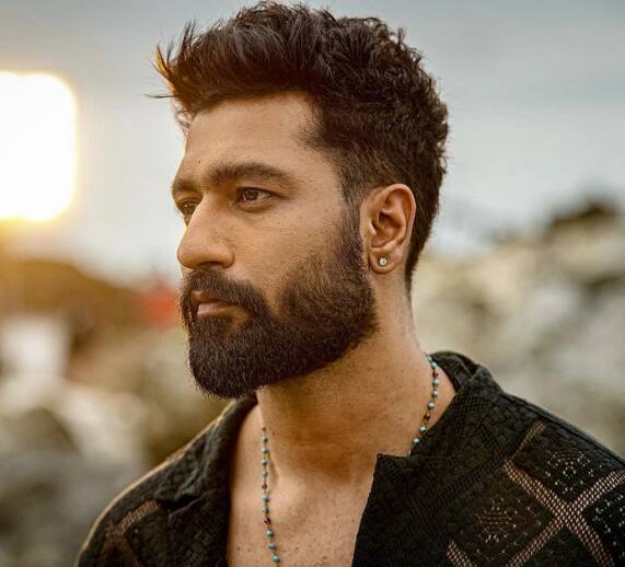 विक्की कौशल- साल 2015 की फिल्म 'मसान' से विक्की कौशल ने बॉलीवुड डेब्यू किया था. उन्होंने राजीव गांधी इंस्टीट्यूट ऑफ टेक्नोलॉजी (मुंबई) से इलेक्ट्रॉनिक्स एंड टेलीकम्युनिकेशंस इंजीनियरिंग की पढ़ाई की थी.