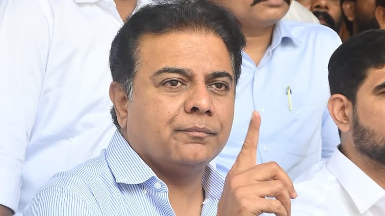 BRS working president KTR strong counters to Minister Sridhar Babu over his comments on Arekapudi Gandhi Kaushik reddy KTR: అతి తెలివి మంత్రిగారూ.. మీ చిట్టినాయుడు టీడీపీలోనే ఉన్నాడా? కాంగ్రెస్‌లోనా? - కేటీఆర్ స్ట్రాంగ్ కౌంటర్