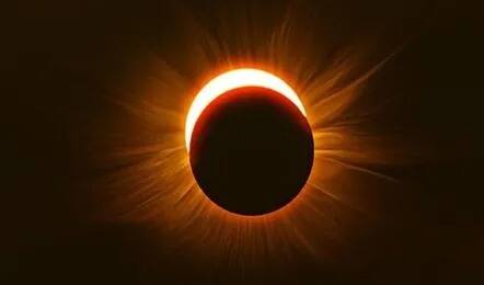 चंद्रग्रहण संपल्यानंतर दोन आठवडे तुम्ही सुखात जगाल. या काळात तुमच्या धन-संपत्तीत वाढ होईल, तुम्ही ऐषोआरामाचं जीवन जगाल. या भाग्यवान राशी नेमक्या कोणत्या? जाणून घेऊया.