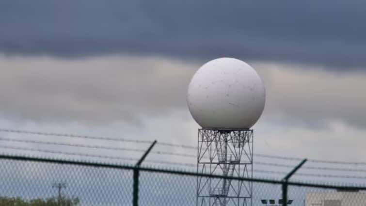 weather updates will be known before leaving the house doppler radar will be installed at these four places Doppler Radar: मुंबईकरांचं टेन्शन आता संपणार, घरातून बाहेर पडण्याआधीच हवामानाचे अपडेट्स कळणार, या चार ठिकाणी डॉपलर रडार बसवणार