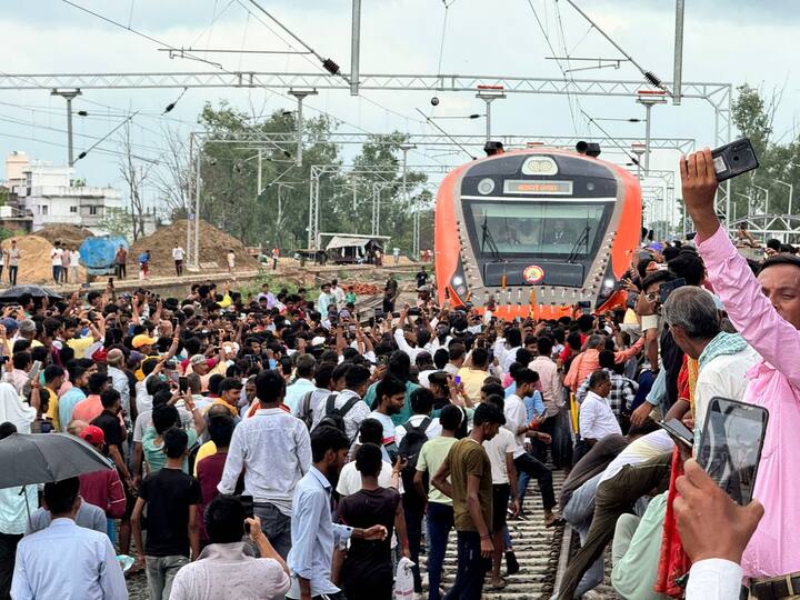 बिहार के नवादा में वंदे भारत का आगमन होते ही जय श्री राम के नारे के साथ वंदे भारत ट्रेन का जोरदार स्वागत किया गया है. दरअसल इस ट्रेन का ठहराव नवादा में भी होगा.