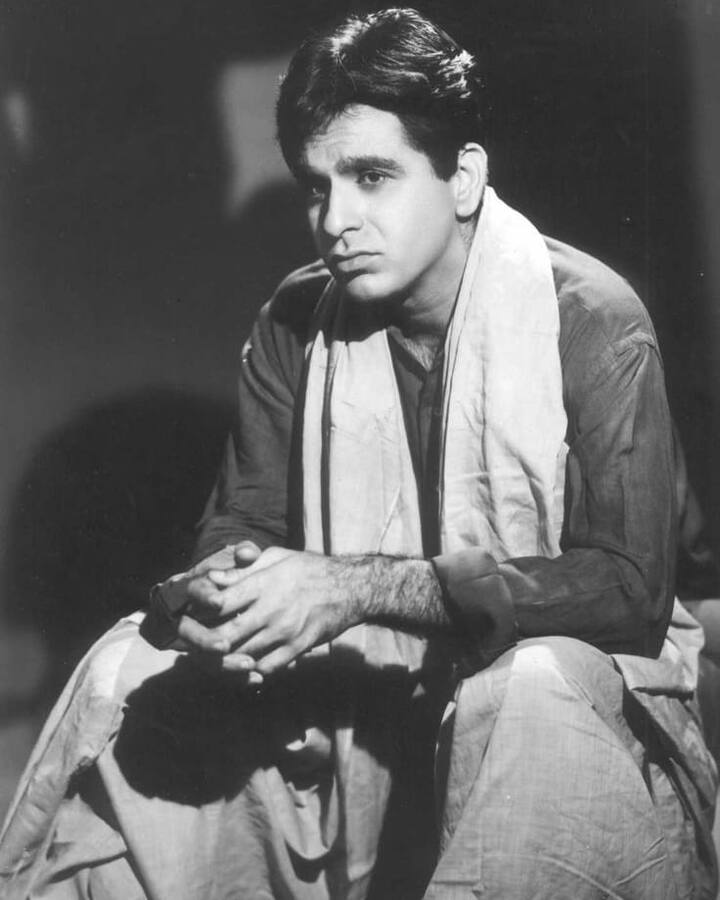 लेकिन जब दिलीप कुमार को ये पता चला कि उन्हें फिल्म में नरगिस के बेटे का किरदार निभाना है तो वो इसमें सहज नहीं हो पा रहे थे. क्योंकि दिलीप और नरगिस ने एकसाथ कई रोमांटिक फिल्में की थी.