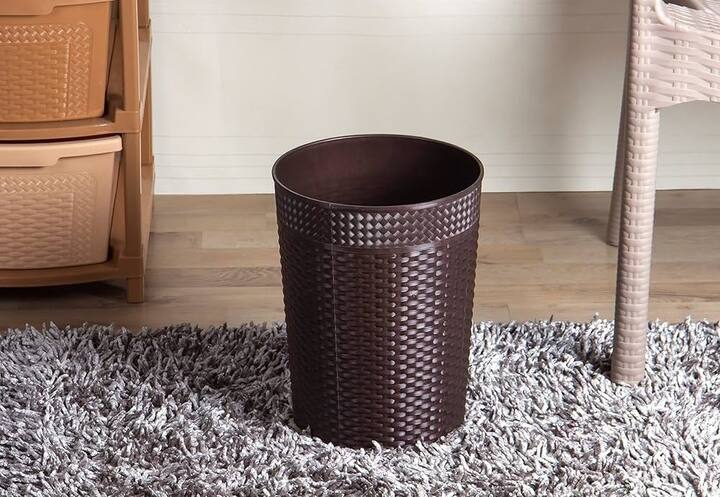 कचऱ्याचा डबा, म्हणजेच डस्टबिन चुकीच्या जागी ठेवला तर जीवनातील अडचणी कधीच संपत नाहीत. घराची वास्तू योग्य असेल, तरच घरात नेहमी सकारात्मक ऊर्जा राहते.