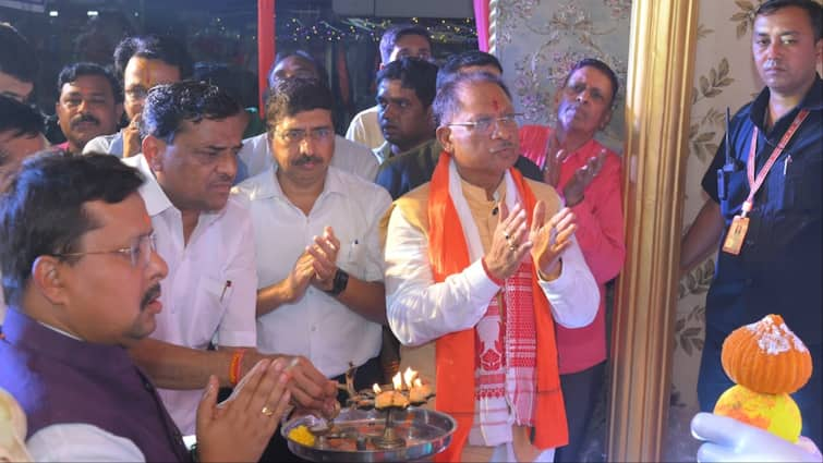 Raipur News cm Vishnu Deo Sai reached golbazar performed aarti of lord ganesha 115 साल पुराने गणपति मंदिर में CM विष्णु देव साय ने चढ़ाया रत्नजड़ित स्वर्ण मुकुट, कहा- ‘छत्तीसगढ़ के हर घर में...’