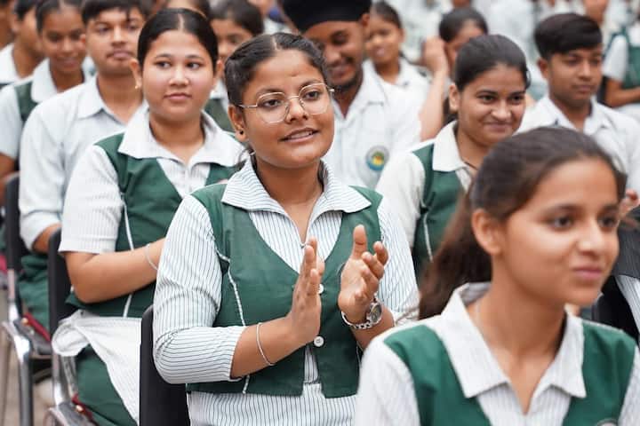 शिक्षा मंत्री ने कहा की अगर स्टूडेंट्स को सही उम्र में सही मौके मिले तो वो बहुत कुछ हासिल कर सकते हैं. बिजनेस ब्लास्टर्स के जरिए कुछ समय में ही हमारे स्टूडेंट्स ने जिन स्किल्स को सीखा है, उसे सीखने में लोगों को वर्षों लग जाते हैं. बिजनेस ब्लास्टर्स ने हमारे स्टूडेंट्स को ये कॉन्फिडेंस दिया है कि वो खुद के दम पर बहुत कुछ कर सकते है. छात्रों में यह आत्मविश्वास देश की तरक्की के लिए बहुत महत्वपूर्ण हैं.