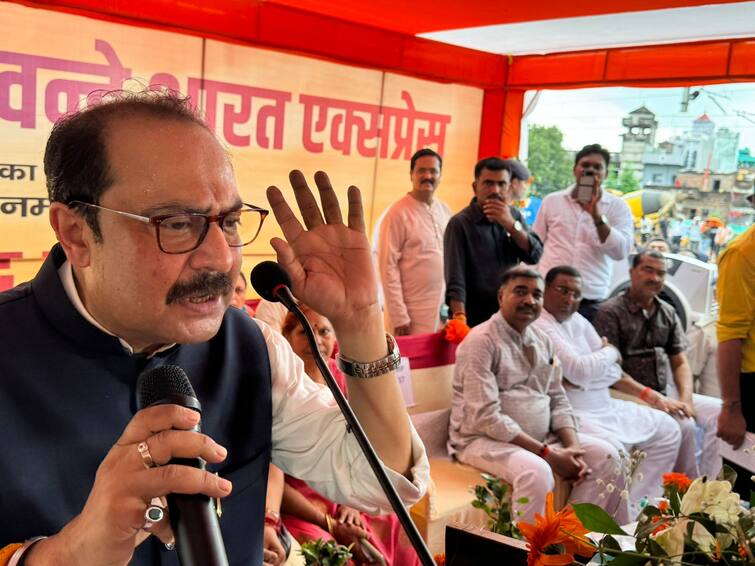 Bihar News: नवादा पहुंची वंदे भारत तो लगे 'जय श्री राम' के नारे, तस्वीरों में देखें लोगों का उत्साह