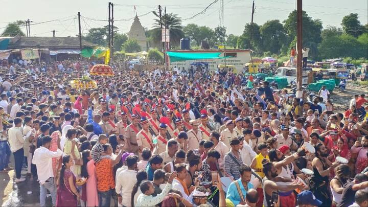 काल भैरव मंदिर से सवारी प्रारंभ होकर केंद्रीय जेल भैरवगढ़ पहुंची. यहां पर जेल प्रशासन द्वारा भगवान काल भैरव की अगवानी के लिए साज-सज्जा की गई थी. इस दौरान जेल सुपरिटेंडेंट द्वारा पालकी में विराजित बाबा काल भैरव का पूजन कर आरती की गई.