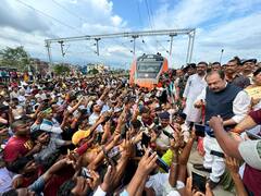 Bihar News: नवादा पहुंची वंदे भारत तो लगे 'जय श्री राम' के नारे, तस्वीरों में देखें लोगों का उत्साह