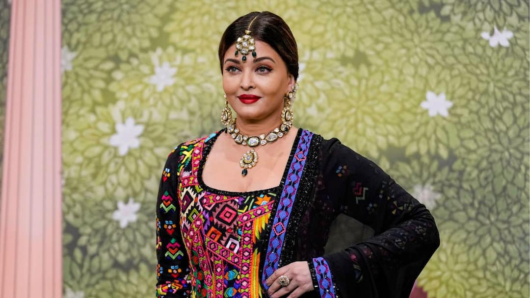 Aishwarya Rai Steps Out Without Her Wedding Ring Amid Abhishek Bachchan Divorce Rumours Entertainment News Aishwarya Rai Bachchan: দুবাইয়ে মেয়েকে নিয়ে পৌঁছলেন ঐশ্বর্যা, হাতে নেই বিয়ের আংটি, বিচ্ছেদের গুঞ্জনে সিলমোহর?