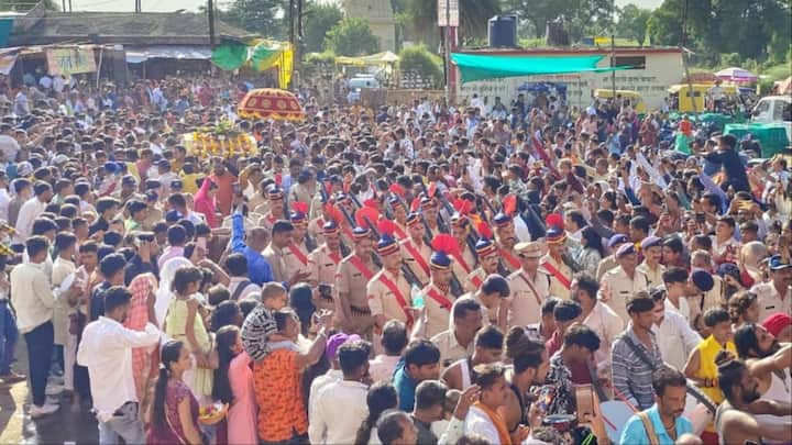 एक साल में दो बार बाबा काल भैरव की सवारी निकाली जाती है. इस मौके पर श्रद्धालुओं द्वारा पलक पावड़े बिछाकर उनका स्वागत किया जाता है. इसके पीछे कई प्राचीन धार्मिक परंपराएं शामिल है.