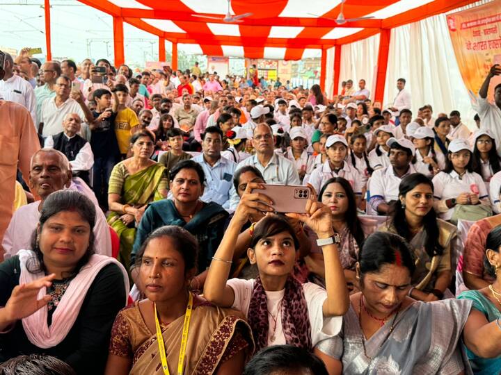 16 सितंबर से वाराणसी वंदे भारत ट्रेन का नियमित परिचालन किया जाएगा. यह ट्रेन मंगलवार को छोड़कर सप्ताह में 6 दिन परिचालित की जाएगी, जो वाराणसी से डीडीयू, सासाराम, गया,नवादा,किऊल,जेसीडीह होते हुए देवघर पहुंचेगी.