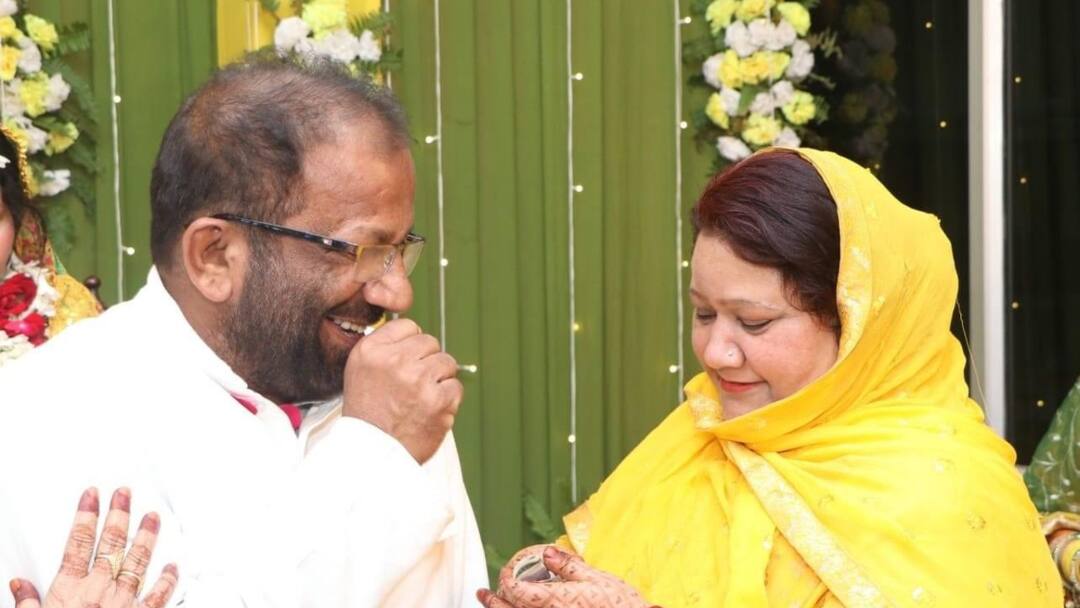 सपा विधायक और उनकी पत्नी पर FIR दर्ज, गंभीर धाराओं में मुकदमा दर्ज, जानें क्या है मामला Bhadohi SP MLA Zahid Beg and his wife FIR lodged also accused making minor girls work ann सपा विधायक और उनकी पत्नी पर FIR दर्ज, गंभीर धाराओं में मुकदमा दर्ज, जानें क्या है मामला