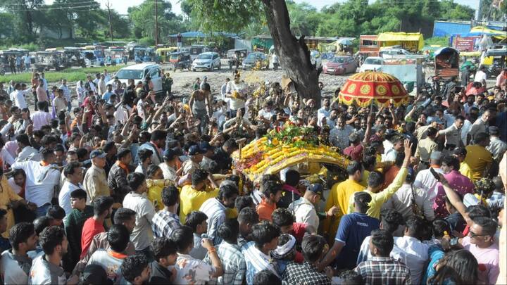 उज्जैन में डोल ग्यारस के अवसर पर बाबा महाकाल के सेनापति काल भैरव मंदिर से बाबा काल भैरव की सवारी धूमधाम से निकली गई. सवारी निकलने के पहले कलेक्टर नीरज कुमार सिंह, एसपी प्रदीप शर्मा ने बाबा काल भैरव की प्रतिमा का पूजन आरती कर सवारी का विधिवत पूजन किया गया. भगवान कालभैरव का पूजन कर पगड़ी धारण कराई गई.