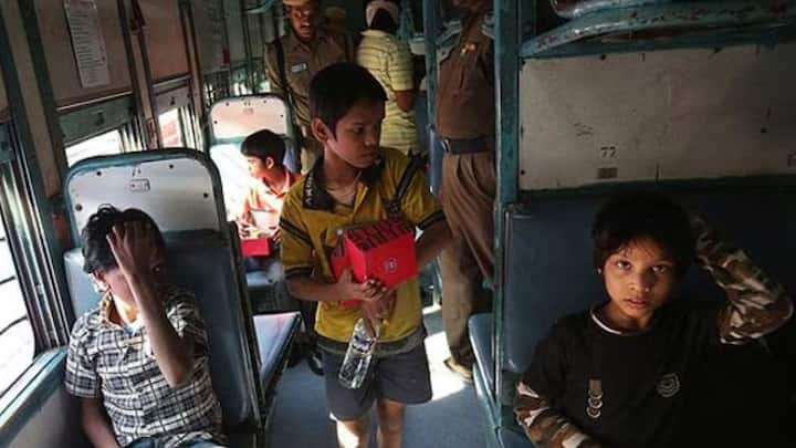 बहुत से लोगों को नहीं पता होता कि रेलवे में कितनी साल तक के बच्चे मुक्त सफर कर सकते हैं और कितनी साल तक के बच्चों का हाफ टिकट लगता है.