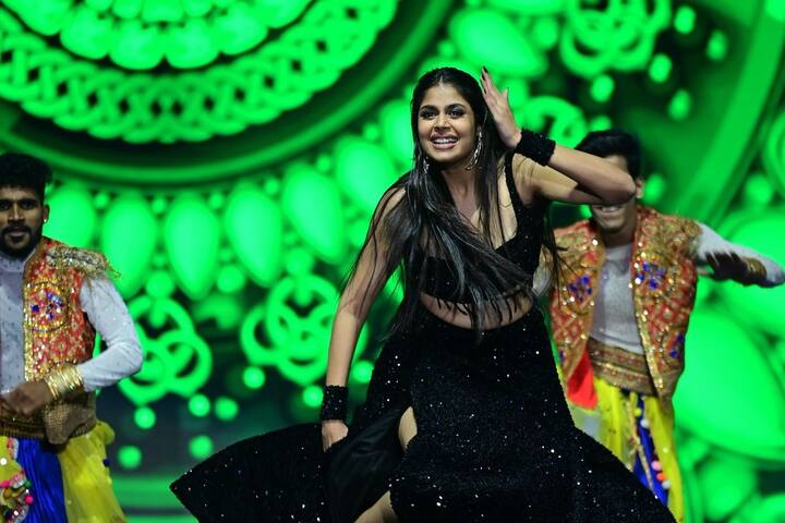 స్టేజ్ ఏది అయినా ఫరియా అబ్దుల్లా తన డ్యాన్స్ పర్​ఫార్మెన్స్​తో 100 పర్సెంట్ ఎఫర్ట్స్​ ఇస్తుంది. తాజాగా సైమాలో ఈ భామ(Images Source : Instagram/Faria Abdullaha)