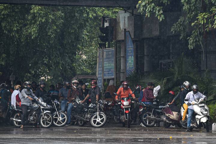 दिल्ली में शनिवार को दिन के समय आर्द्रता 100 प्रतिशत दर्ज की गई.