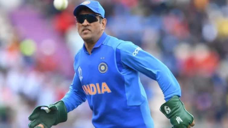 MS Dhoni Roommate In 2004 Aakash Chopra Shares Stunning Unheard Stories Here Know Latest Sports News MS Dhoni: 'वह नॉन वेज खाता था, लेकिन मेरे लिए 1 महीने तक वेज खाया', धोनी के रूममेट ने बताया 20 साल पुराना किस्सा