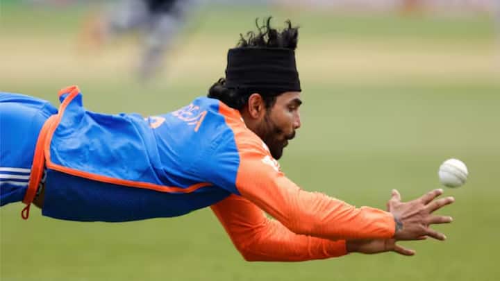 రవీంద్ర జడేజా బీసీసీఐ ఏ-ప్లస్ విభాగంలో చేర్చిన నాలుగో ఆటగాడు రవీంద్ర జడేజా. జడేజా తన అంతర్జాతీయ కెరీర్లో 6 వేలకు పైగా పరుగులు, 560కి పైగా వికెట్లు తీశాడు. జడేజాకు కూడా ఏటా రూ. 7 కోట్ల ఆదాయం బీసీసీఐ నుంచి లభిస్తుంది.