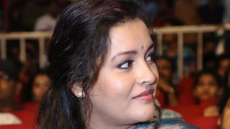 Renu Desai angry on Vinayaka chaviti celebrations with big idols and heavy decorations Renu Desai: దేవుడు లేడు అత్యాశే ఉంది- వినాయక చవితి సెలెబ్రేషన్స్‌పై రేణూ దేశాయ్ ఆగ్రహం