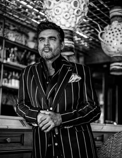 आर माधवन- बॉलीवुड के शानदार एक्टर आर माधवन कोल्हापुर के राजाराम कॉलेज से इलेक्ट्रॉनिक्स इंजीनियरिंग की डिग्री लें चुके हैं.