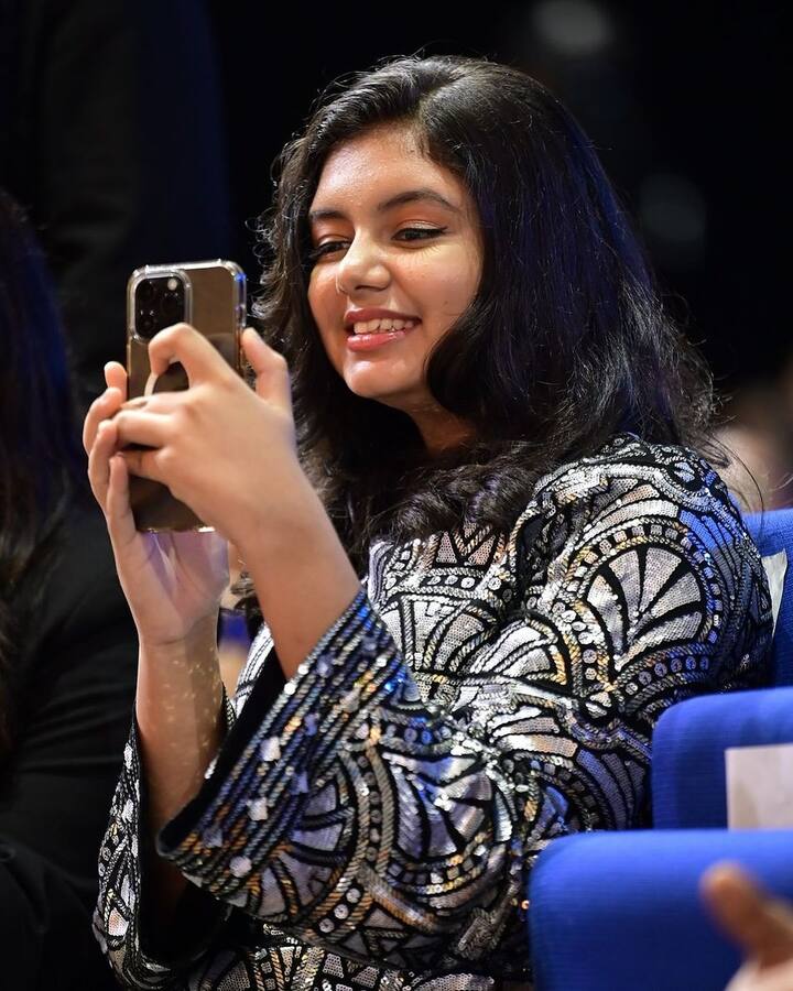 फोटोज क्लिक करते समय आराध्या के फेस पर अलग ही स्माइल नजर आ रही है. वो प्राउड बेटी फील कर रही हैं. फंक्शन में आराध्या ने मां की तरह की शिमरी आउटफिट पहना था.