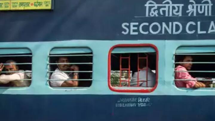 अगर आपने ट्रेन में सफर किया होगा तो अपने ट्रेन के डिब्बों में एक लाल खिड़की जरूर देखी होगी. बहुत से लोगों को उसे लाल खिड़की का मतलब नहीं पता होता.