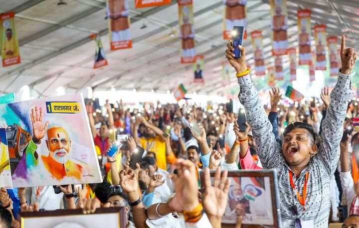 गुजरात के सूरत में भी पीएम नरेंद्र मोदी के जन्मदिन के उपलक्ष्य में स्थानीय कारोबारी विशेष छूट देंगे. बीजेपी नेता पूर्णेश मोदी ने रविवार को यह जानकारी एएनआई को दी. वह बोले कि 2500 बिजनेसमैन 10 फीसदी से 100 फीसदी तक का डिस्काउंट देंगे.