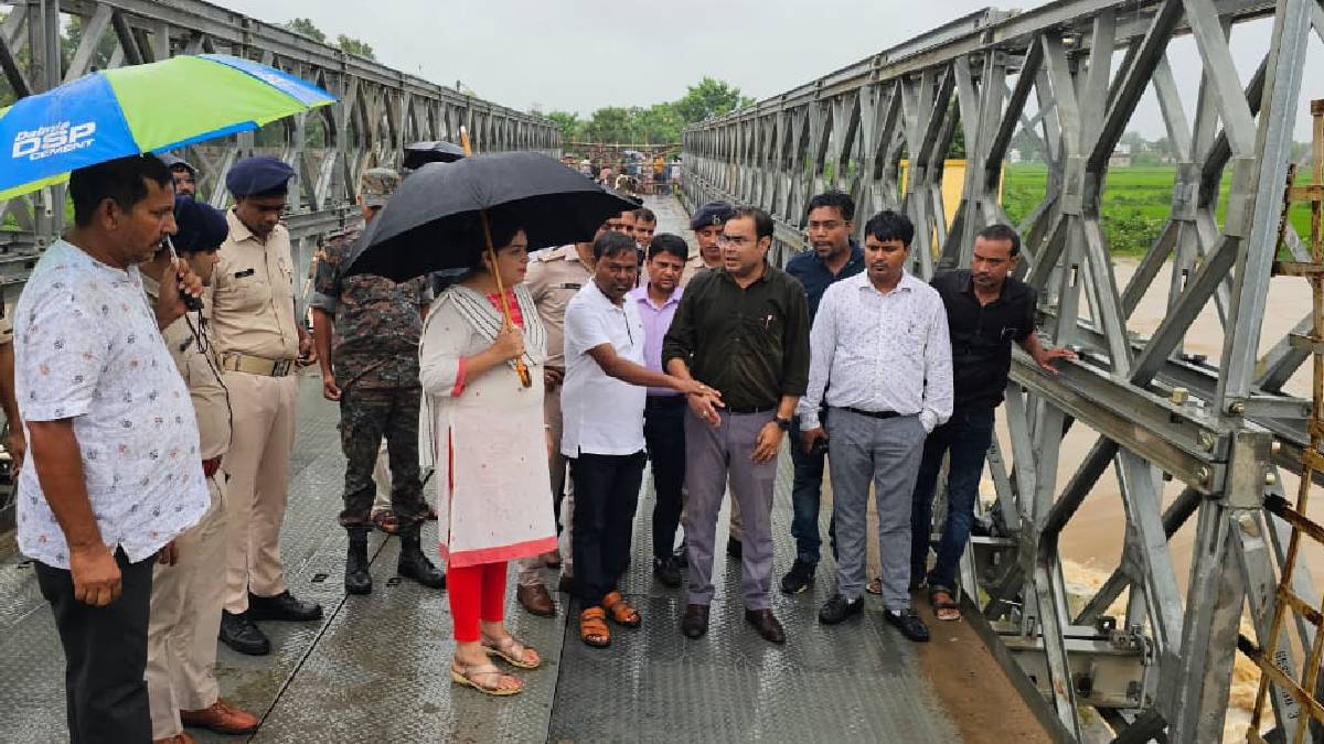 Bihar Bridge Damaged: बिहार में एक और ब्रिज क्षतिग्रस्त, जमुई की बरनार नदी पर बना बेली पुल एक ओर झुका, आवागमन ठप