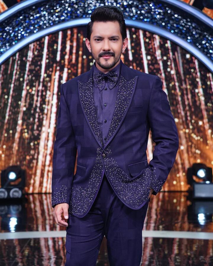 आदित्य नारायण – शाहरुख खान की फिल्म ‘परदेस’ से चाइल्ड आर्टिस्ट के तौर पर अपनी शुरुआत करने वाले आदित्य नारायण ने आगे चलकर सिंगिंग में खूब नाम कमाया. फिर उन्होंने साल 2009 में आई फिल्म ‘शापित’ बड़े पर्दे पर कदम रखा. लेकिन ये फिल्म फ्लॉप रही. इसके साथ ही आदित्य का एक्टिंग करियर भी डूब गया.