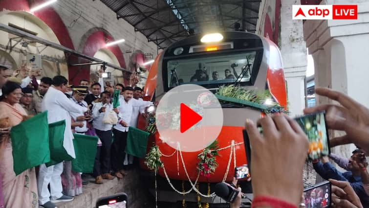 BJP MLA Sarita Bhadauria Fell in front of train Agra Varanasi Vande Bharat Train During flags Watch Video वंदे भारत को हरी झंडी दिखा रहीं थीं BJP विधायक, धक्का-मुक्की में ट्रेन के आगे गिरीं धड़ाम