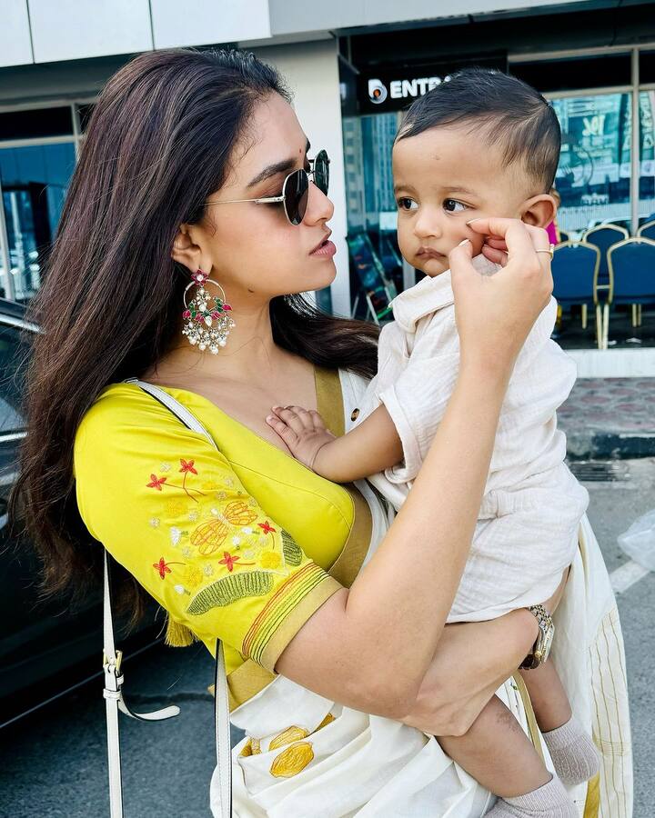 పిల్లాడిని ఎత్తుకుని.. అతనిని ముద్దు చేస్తోన్న ఫోటోలను కీర్తి ఇన్స్టాలో పోస్ట్ చేసింది. బంచ్ ఆఫ్ పీపుల్స్తో ఉన్న ఫోటోల్లో కీర్తి క్రేజీగా ఎంజాయ్ చేస్తున్నట్లు కనిపించింది.(Images Source : Instagram/Keerthy Suresh)