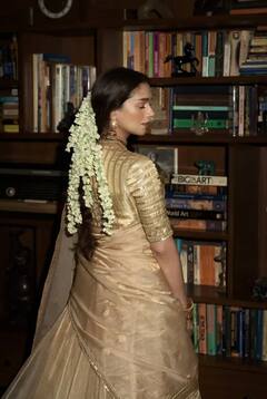 सिंपल से गोल्डन और बेज आउटफिट में बला की खूबसूरत लगीं अदिति राव हैदरी, फोटो देख फैंस बोले- UFFF