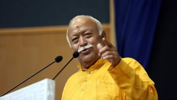 RSS Chief Mohan Bhagwat says Hindus are Generous We need to completely eradicate untouchability मोहन भागवत बोले-हिंदू का मतलब ऐसा मनुष्य जो सबको करता है स्वीकार