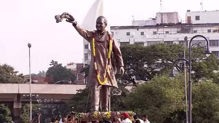 CM A Revanth Reddy Unveils Rajiv Gandhi statue before Telangana Secretariat Rajiv Gandhi Statue: సచివాలయం ఎదుట రాజీవ్ గాంధీ విగ్రహం - ఆవిష్కరించిన సీఎం రేవంత్