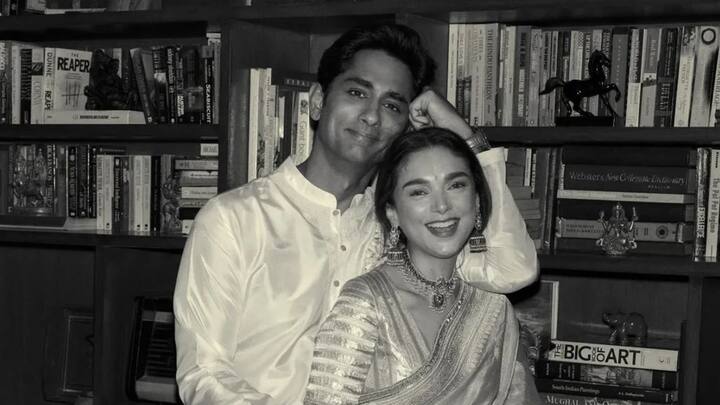 ২০২২ সালে অদিতি রাও হায়দরি ও সিদ্ধার্থের প্রেমের গুঞ্জন শুরু হয়। সিদ্ধার্থের জন্মদিনে শুভেচ্ছা জানিয়ে একটি পোস্ট করেন অদিতি, তাতেই শুরু। তবে জুটি একেবারে মুখে কুলুপ এঁটেছিলেন চলতি বছরে তাঁদের বাগদান পর্ব সারা পর্যন্ত। কোনওদিন প্রকাশ্যে না গুঞ্জনে সিলমোহর দিয়েছিলেন, না দাবি উড়িয়েছিলেন।