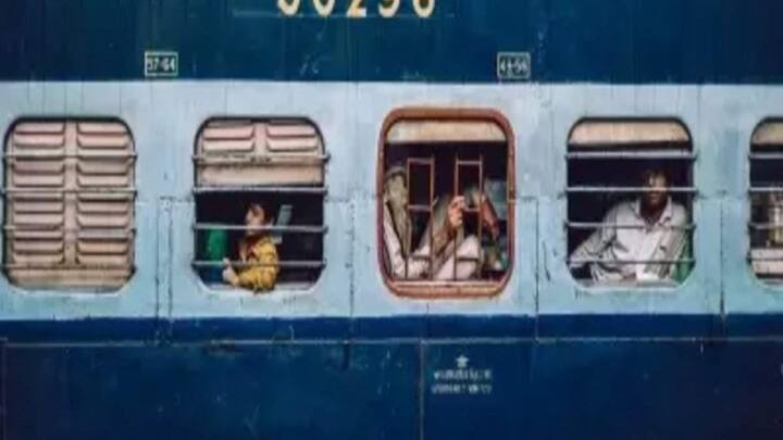 आपको बता दें ट्रेन के डिब्बों में लगी लाल खिड़की ट्रेन की इमरजेंसी विंडो होती है. उसे खिड़की में लोहे की राॅड नहीं लगीं होती.