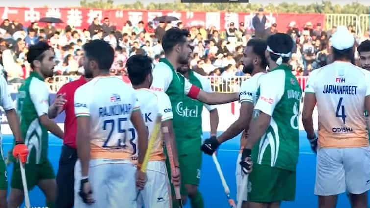 india vs pakistan fight hockey asian champions trophy 2024 captain harmanpreet singh confronted pak player ind vs pak hockey IND vs PAK: भारत-पाकिस्तान मैच में हुई लड़ाई, चलने वाले थे लात-घूंसे लेकिन...; भारतीय कप्तान ने यूं संभाला मोर्चा