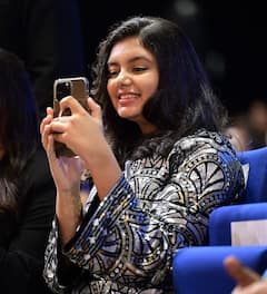 Aaradhya Bachchan : ఐశ్వర్య రాయ్ అవార్డ్ తీసుకుంటుంటే ఆరాధ్య ఆనందం చూశారా? బచ్చన్ కూతురు ఎంత క్యూట్​గా నవ్వేస్తోందో