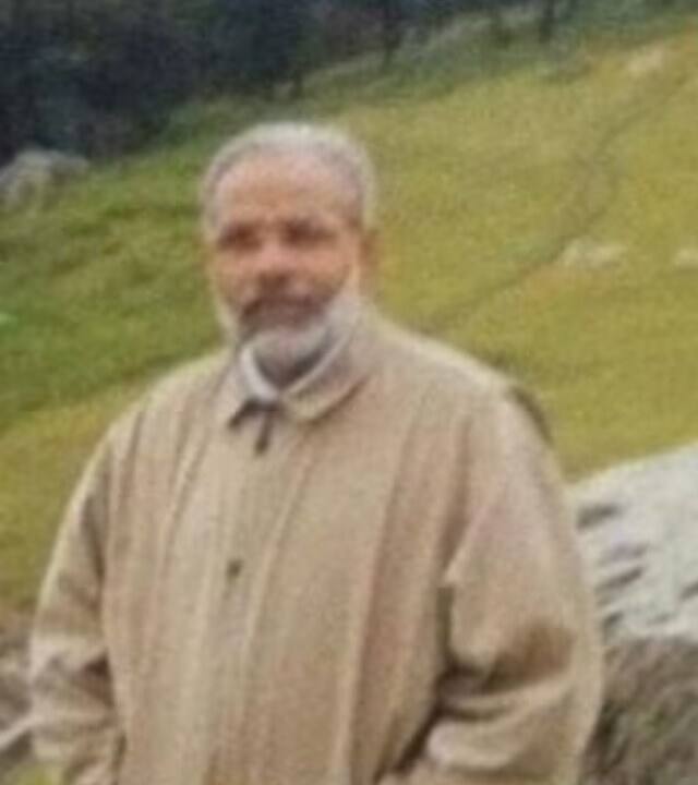 लेखक एम वी कामथ ने अपनी किताब द मैन ऑफ द मोमेंट में लिखा है कि नरेंद्र मोदी के परिवार की आर्थिक स्थिति अच्छी नहीं थी. उनके पिता की रेलवे स्टेशन के पास एक चाय की दुकान थी. पीएम मोदी स्कूल में ब्रेक के दौरान दुकान पर आकर काम में पिता का हाथ बंटाया करते थे. पीएम मोदी जब छोटे थे तब एक संत ने उन्हें लेकर भविष्यवाणी की थी कि वह राजनीति में जा सकते हैं या संन्यासी बन सकते हैं, जिस भी तरफ वह जाएंगे बड़ा नाम कमाएंगे. संत ने पीएम मोदी के लिए राजयोग की भविष्यवाणी की थी.