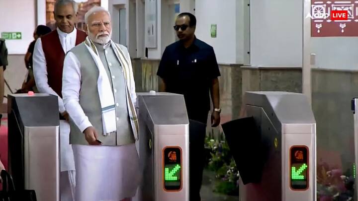 अहमदाबाद मेट्रो रेल नेटवर्क के उद्घाटन के बाद प्रधानमंत्री नरेंद्र मोदी ने गुजरात के राज्यपाल आचार्य देवव्रत और मुख्यमंत्री भूपेंद्र पटेल के साथ सेक्शन 1 मेट्रो स्टेशन से गिफ्ट सिटी मेट्रो स्टेशन तक मेट्रो की सवारी की.