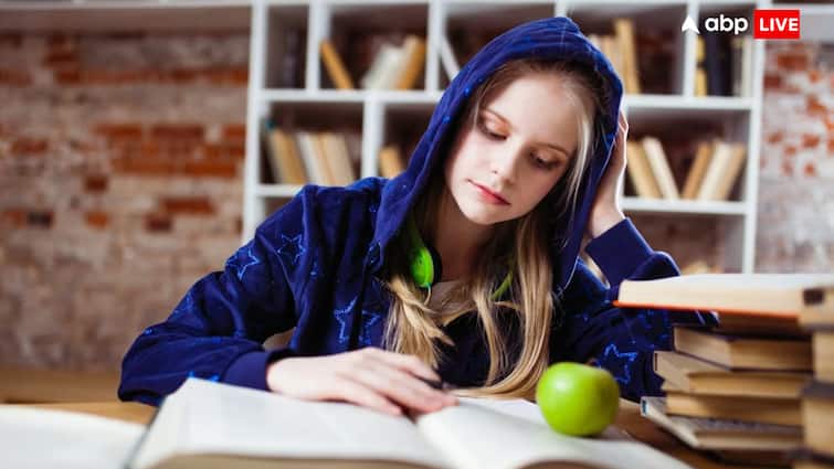 क्या आपको भी पढ़ने के समय आती है नींद? जानिए इसके पीछे का साइंस Do you also feel sleepy while studying Know the science behind it क्या आपको भी पढ़ने के समय आती है नींद? जानिए इसके पीछे का साइंस